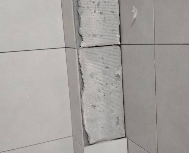 昆明市瓷砖空鼓维修公司分享下瓷砖施工前基层浇水润湿程度不足，可能导致以下问题