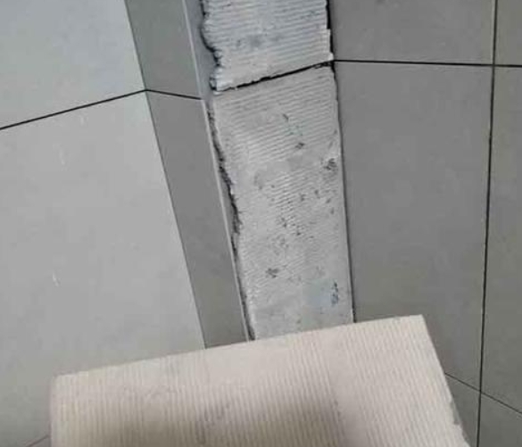 昆明市瓷砖空鼓维修公司分享下厨房瓷砖脱落的补救措施。